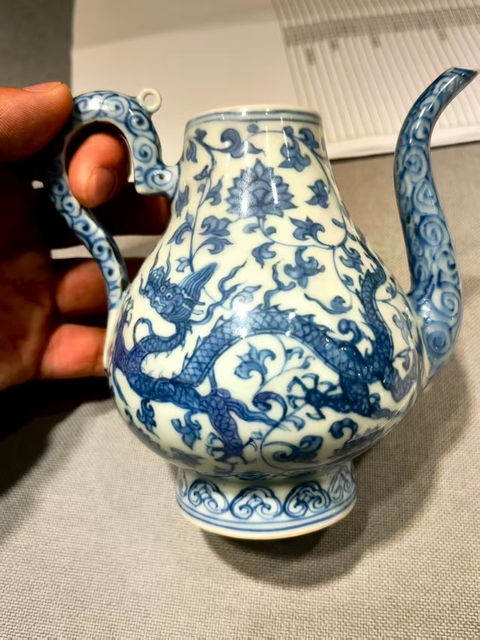 古玩陶瓷明代正德時期青花龍紋執壺。真品鑒賞圖