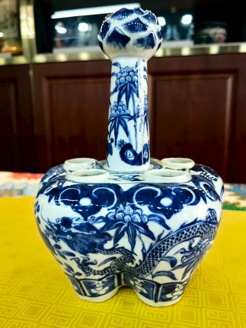 古玩陶瓷清代中晚期青花龍紋五管瓶。真品鑒賞圖