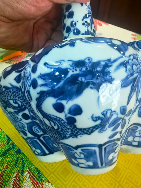 古玩陶瓷清代中晚期青花龍紋五管瓶。真品鑒賞圖