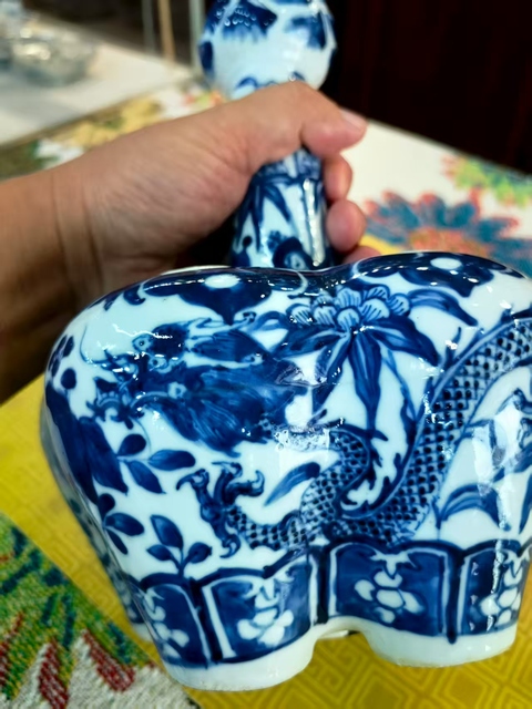 古玩陶瓷清代中晚期青花龍紋五管瓶。真品鑒賞圖