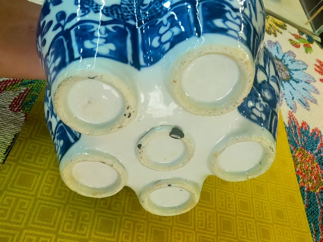 古玩陶瓷清代中晚期青花龍紋五管瓶。真品鑒賞圖