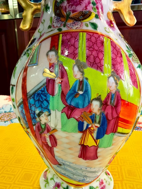 古玩陶瓷清代中期廣彩海棠瓶真品鑒賞圖