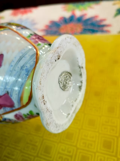 古玩陶瓷清代中期廣彩海棠瓶真品鑒賞圖