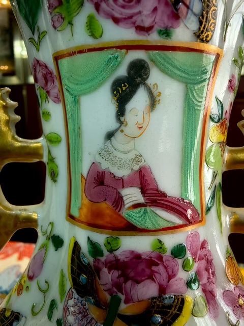 古玩陶瓷清代中期廣彩海棠瓶真品鑒賞圖