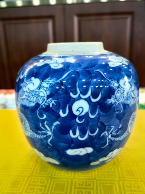 古玩陶瓷清晚期藍地白花龍紋罐。真品鑒賞圖