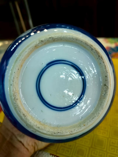 古玩陶瓷清晚期藍地白花龍紋罐。真品鑒賞圖