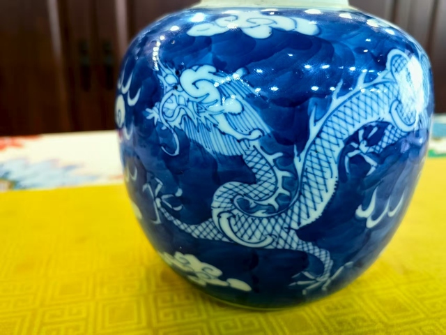 古玩陶瓷清晚期藍地白花龍紋罐。真品鑒賞圖