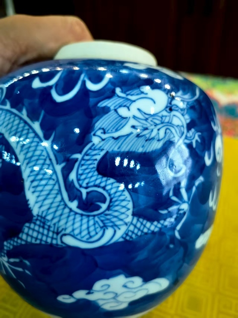 古玩陶瓷清晚期藍地白花龍紋罐。真品鑒賞圖