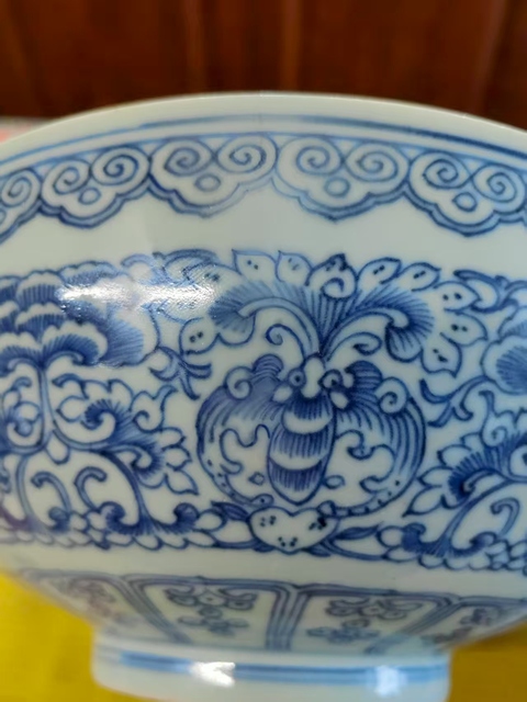 古玩陶瓷清代嘉慶時期清淡描青花大碗。真品鑒賞圖