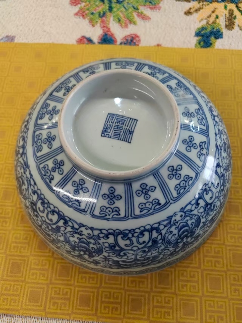 古玩陶瓷清代嘉慶時期清淡描青花大碗。真品鑒賞圖