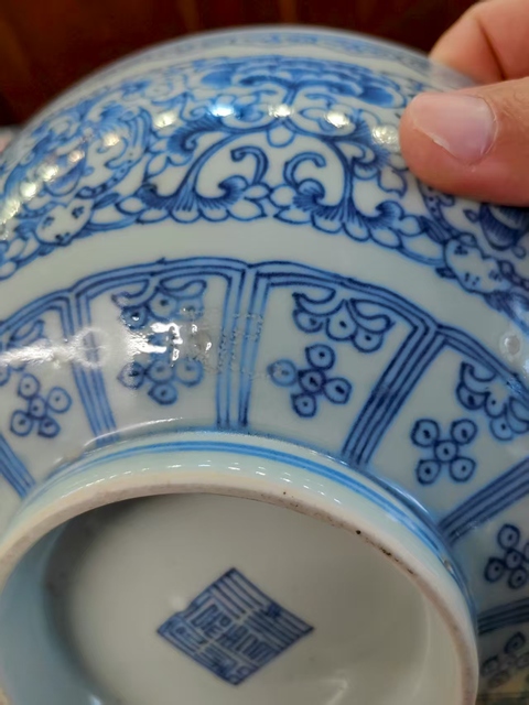 古玩陶瓷清代嘉慶時期清淡描青花大碗。真品鑒賞圖