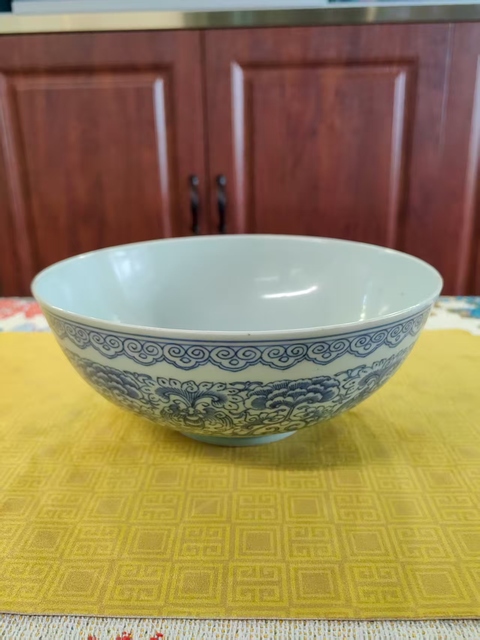 古玩陶瓷清代嘉慶時期清淡描青花大碗。真品鑒賞圖