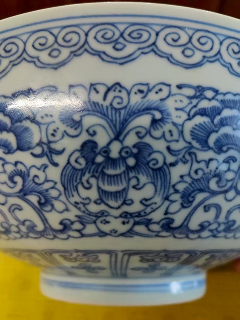 古玩陶瓷清代嘉慶時期清淡描青花大碗。真品鑒賞圖