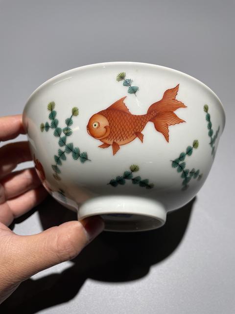 古玩陶瓷外粉彩魚藻紋內(nèi)青花花卉紋碗真品鑒賞圖