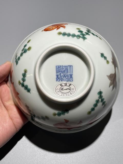 古玩陶瓷外粉彩魚藻紋內(nèi)青花花卉紋碗真品鑒賞圖