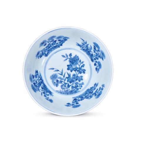 古玩陶瓷外粉彩魚藻紋內(nèi)青花花卉紋碗真品鑒賞圖