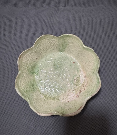 古玩陶瓷綠釉印花花口盤真品鑒賞圖