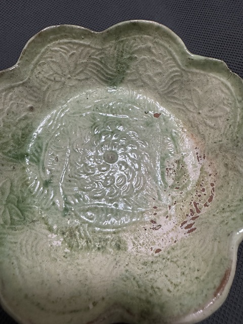 古玩陶瓷綠釉印花花口盤真品鑒賞圖
