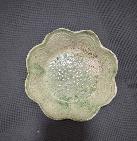 古玩陶瓷綠釉印花花口盤真品鑒賞圖