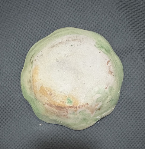 古玩陶瓷綠釉印花花口盤真品鑒賞圖