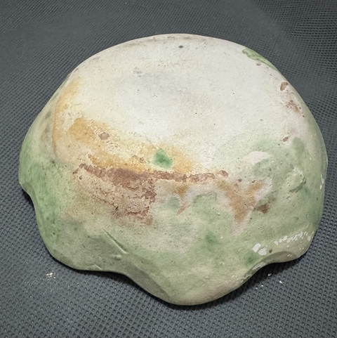 古玩陶瓷綠釉印花花口盤真品鑒賞圖