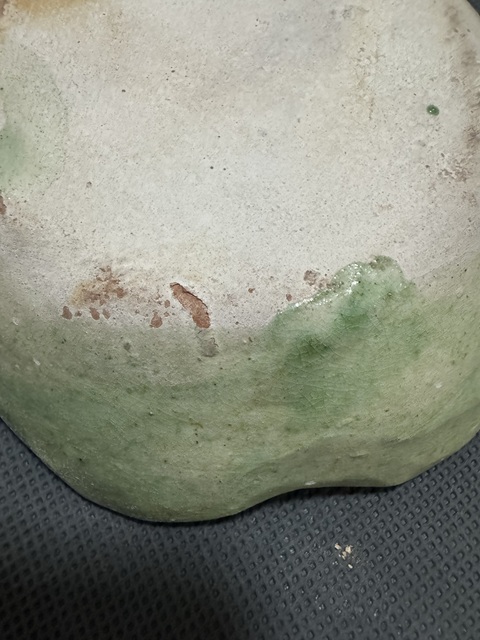 古玩陶瓷綠釉印花花口盤真品鑒賞圖