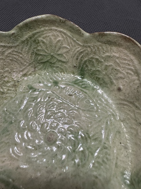 古玩陶瓷綠釉印花花口盤真品鑒賞圖