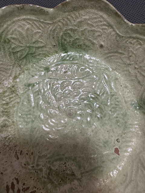 古玩陶瓷綠釉印花花口盤真品鑒賞圖