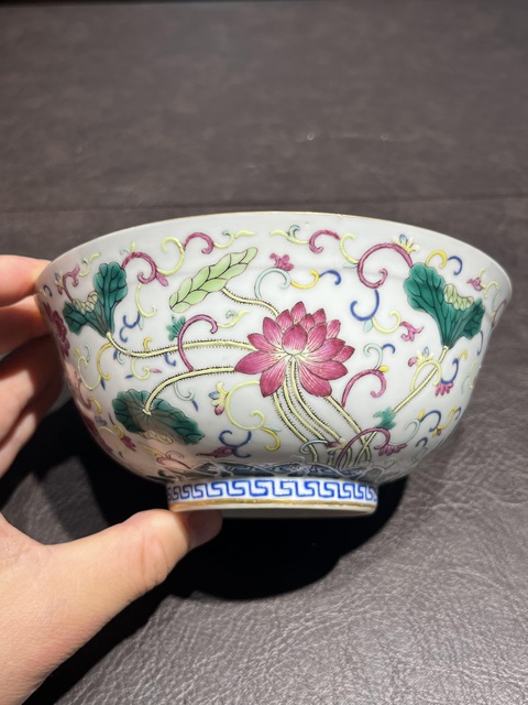 古玩陶瓷內青花外粉彩荷花碗真品鑒賞圖