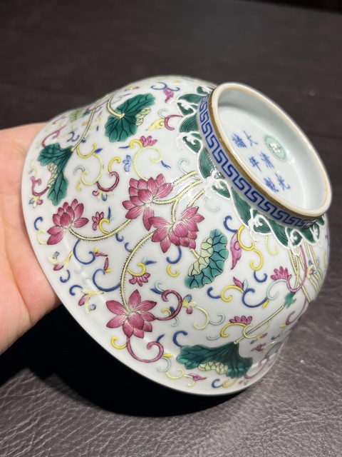古玩陶瓷內青花外粉彩荷花碗真品鑒賞圖