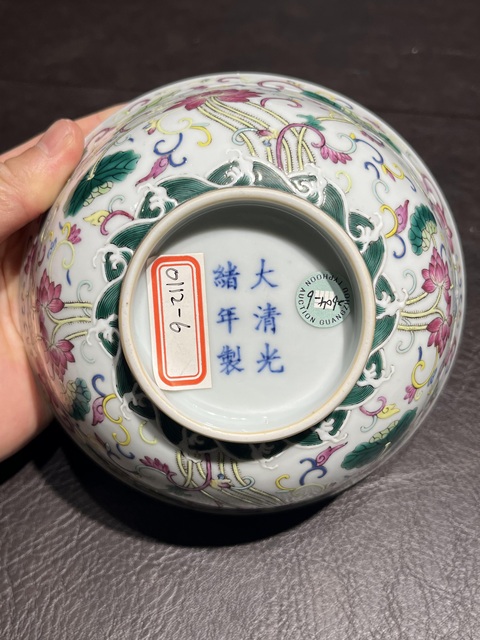 古玩陶瓷內青花外粉彩荷花碗真品鑒賞圖