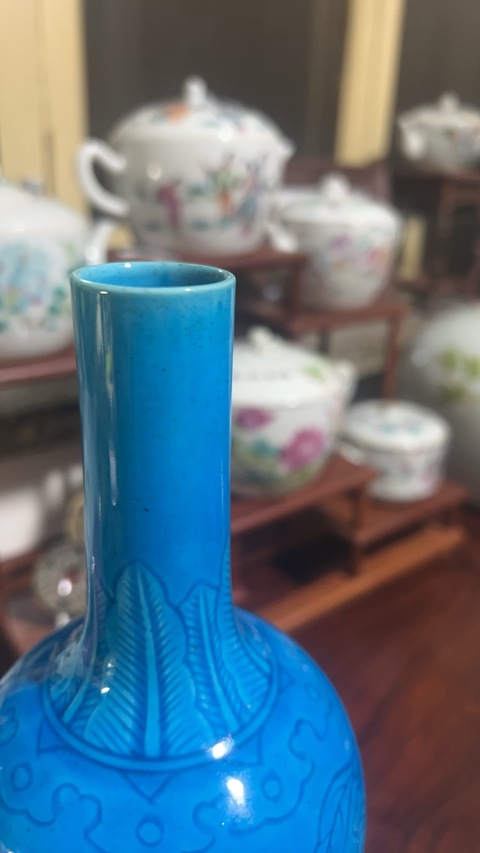 古玩陶瓷孔雀藍天球瓶真品鑒賞圖