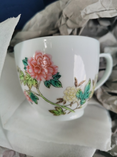 古玩陶瓷粉彩花卉紋杯碟一套真品鑒賞圖