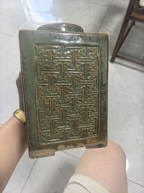 古玩陶瓷綠釉萬字紋琮式瓶真品鑒賞圖