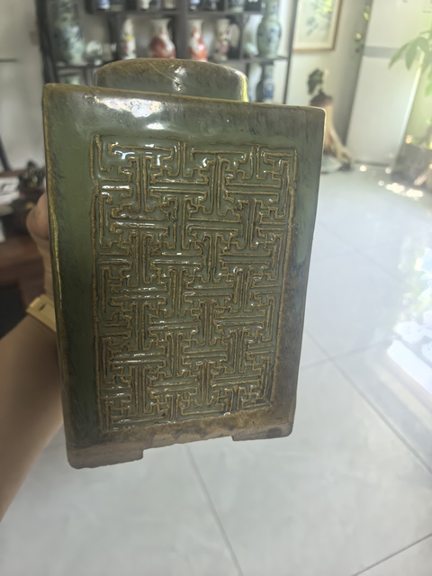 古玩陶瓷綠釉萬字紋琮式瓶真品鑒賞圖