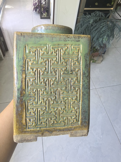 古玩陶瓷綠釉萬字紋琮式瓶真品鑒賞圖