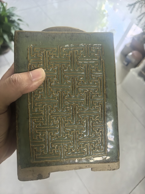 古玩陶瓷綠釉萬字紋琮式瓶真品鑒賞圖