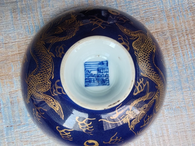 古玩陶瓷祭藍(lán)釉描金蓋碗真品鑒賞圖