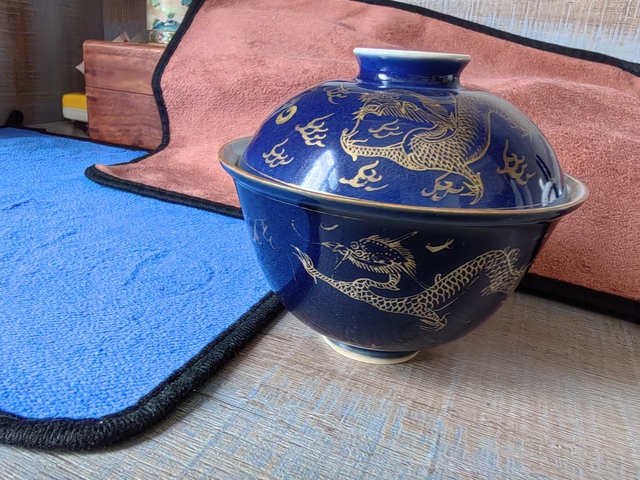 古玩陶瓷祭藍(lán)釉描金蓋碗真品鑒賞圖