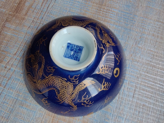 古玩陶瓷祭藍(lán)釉描金蓋碗真品鑒賞圖