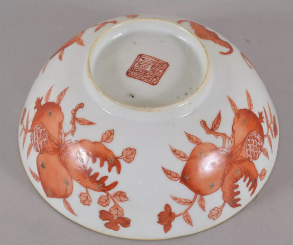 古玩陶瓷礬紅福壽三多紋碗真品鑒賞圖