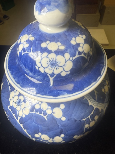 古玩陶瓷青花留白冰梅紋將軍罐真品鑒賞圖