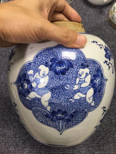 古玩陶瓷連生貴子圖青花罐真品鑒賞圖