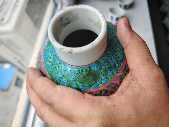 古玩陶瓷粉彩花卉紋蓋瓶真品鑒賞圖