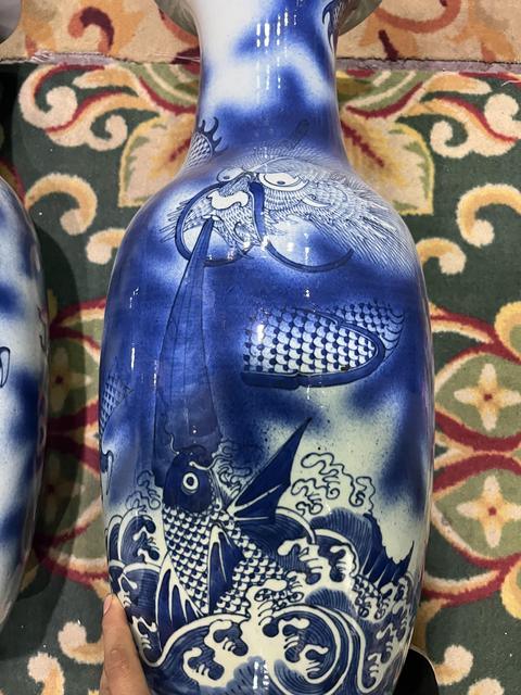 古玩陶瓷魚化龍青花瓶一對拍賣,當前價格9600元