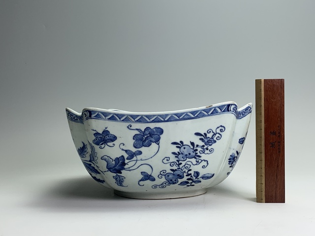 古玩陶瓷清中期·青花花卉紋四方大貢碗拍賣,當前價格1766元