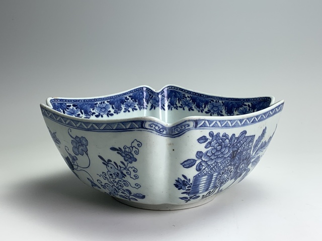 古玩陶瓷清中期·青花花卉紋四方大貢碗拍賣,當前價格1766元