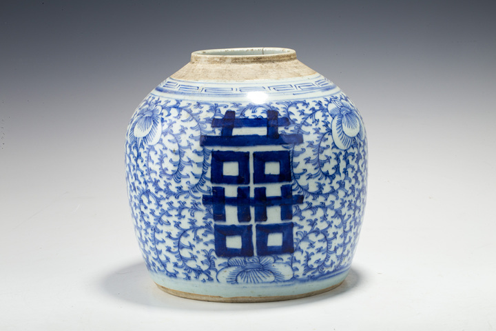 古玩陶瓷清中·青花纏枝花卉喜字紋罐拍賣，當前價格512元