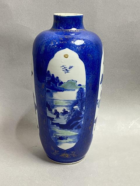古玩陶瓷清·康熙灑藍釉開窗斗彩攜琴訪友紋瓶真品鑒賞圖
