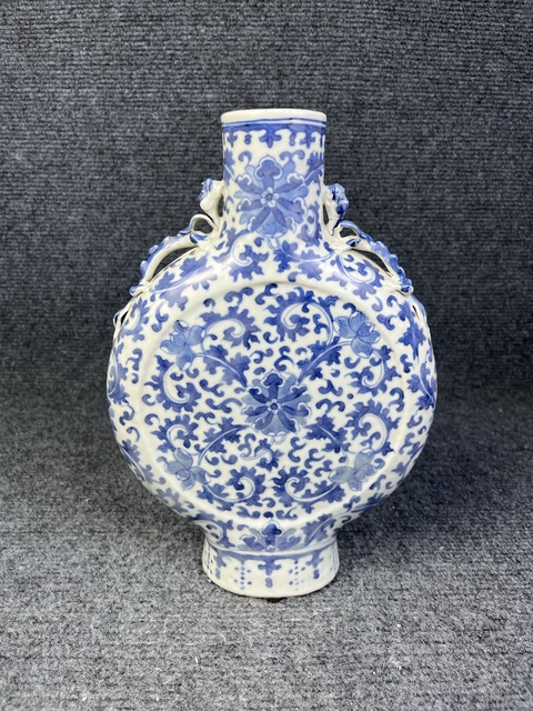 古玩陶瓷青花纏枝蓮紋抱月瓶真品鑒賞圖